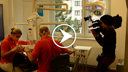 Ein Kamerafrau filmt eine Behandlung in der Zahnklinik Düsseldorf
									