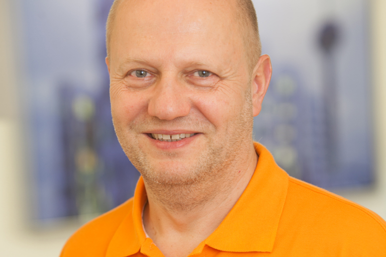 Portraitaufnahme von Dr. Christoph Sliwowski - Leiter der Zahnklinik Düsseldorf