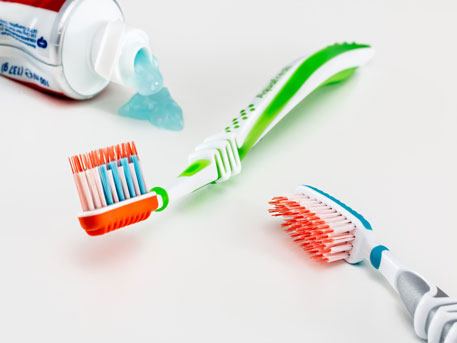 Zahnbürsten und Zahnpasta: Hinweise für die Auswahl