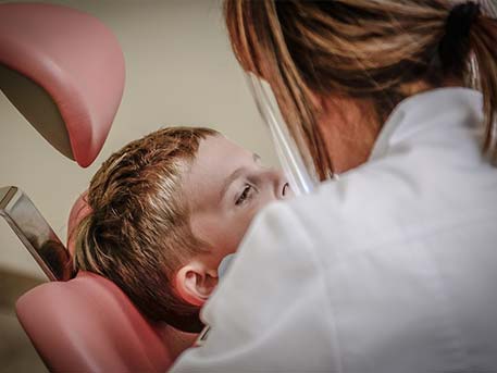 Kind während einer Zahnbehandlung