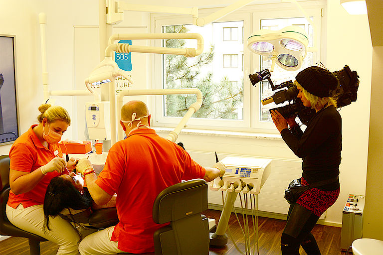 Ein Kamerateam filmt eine Behandlung in der Zahnklinik Düsseldorf