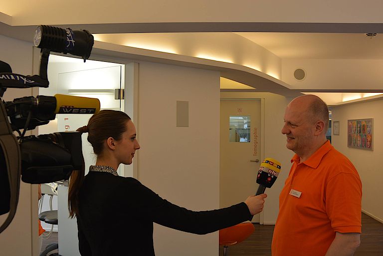 Foto: Implantologe Christoph Sliwowski wird in der Zahnklinik Düsseldorf vom Fernsehen interviewt